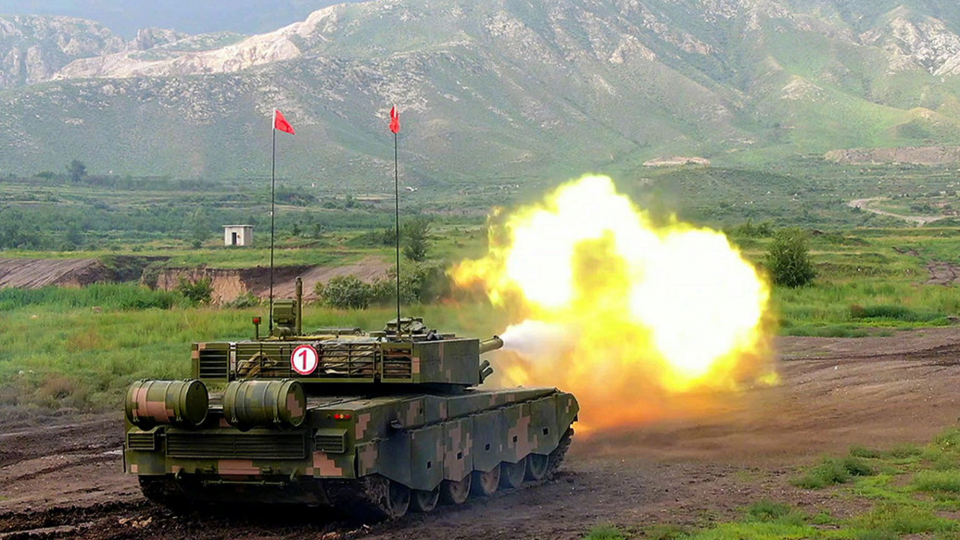 解放军最新训练画面轰6k配yj12东风导弹火力打击