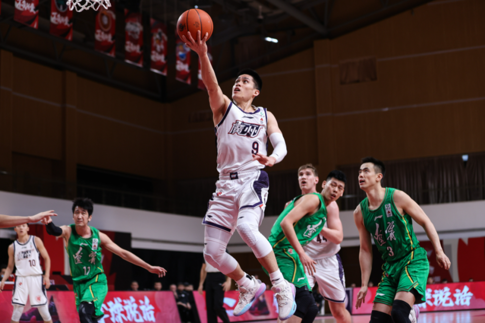 郭士强 官宣：CBA状元获得续约，避免北京首钢挖角，助郭士强冲击八强
