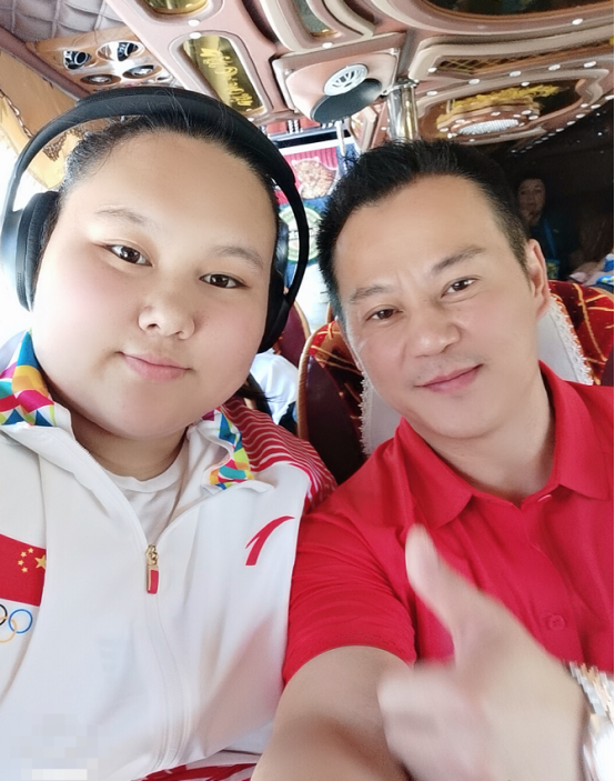 奥运举重冠军李雯雯私下的样子可爱又多喜真挺招人喜欢的