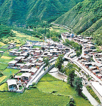 古朴的踏板房,百亩格桑花海,淳朴的藏家风情……位于甘南州迭部县东侧