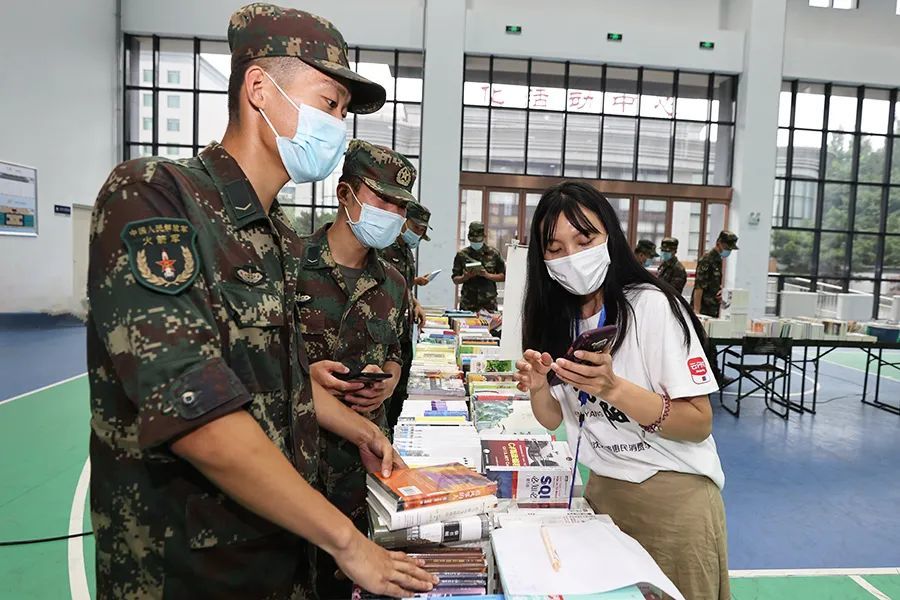 以往不同主题读书会活动"图书进军营,文化润兵心"火箭军某部举办八一