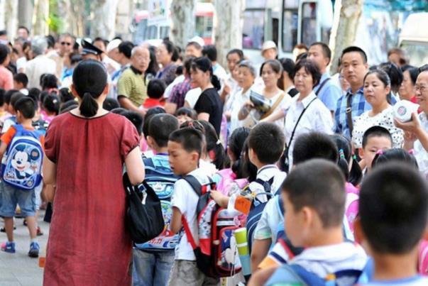 原来学生坐反了车,后来联系到学生的家长,家长表示,女儿上补习班,由于