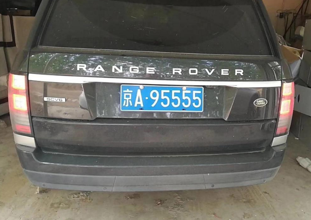 京a宾利被电动车撞,后备箱戳个大窟窿,大妈:这不是比亚迪吗?