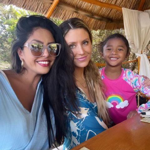 科比妻女与加索尔一家出游