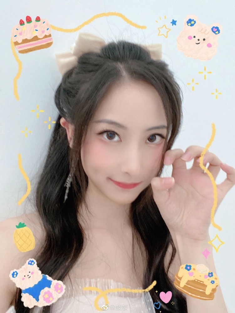 lpl解说鼓鼓微博晒甜美图片引粉丝吐槽你这一亲给我整不会了