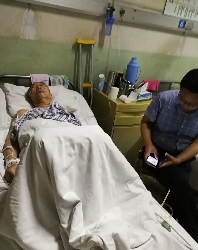 第二天,我忍不住叮嘱病入膏肓的父亲:您还有多少存款,及早对您儿孙