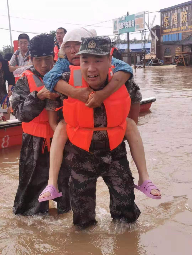 河南洪水军人图片图片