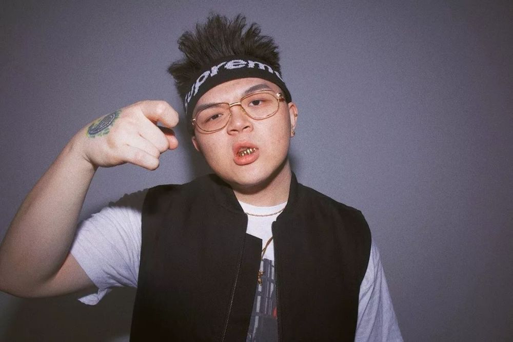 29岁男星恋情曝光!和美女当街亲密搂抱,被拍同回爱巢似老夫老妻