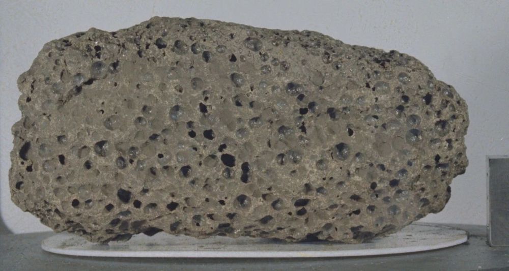 为什么中国带回来的月球土壤是彩色的?而美国人带的是灰色的呢?