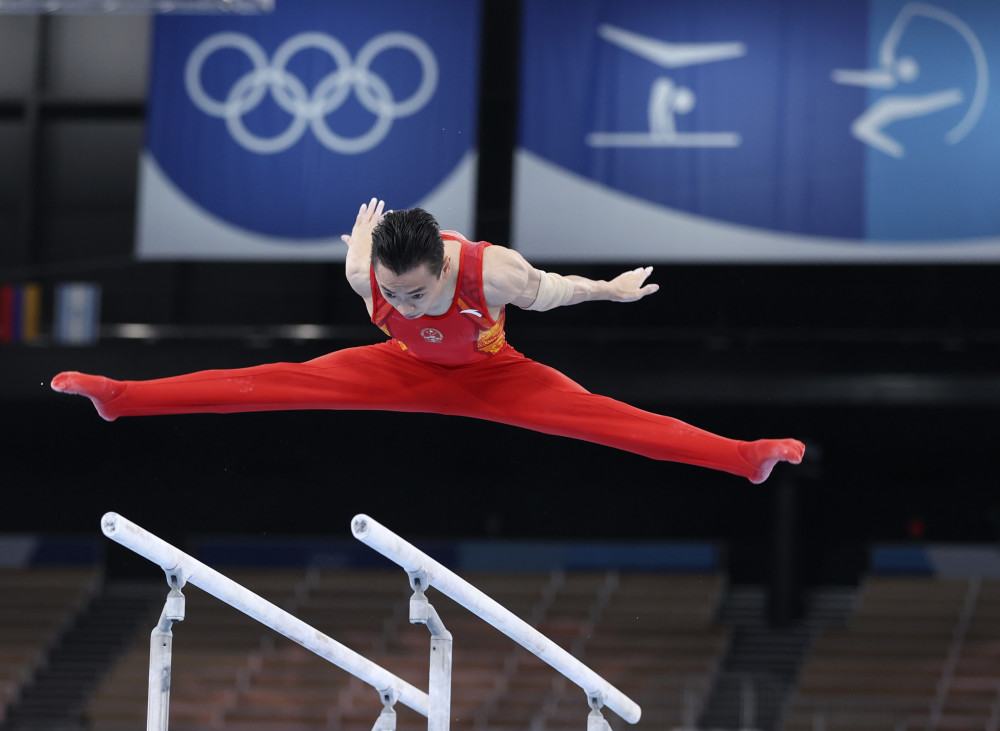 东京奥运会体操男子双杠中国选手邹敬园夺得冠军