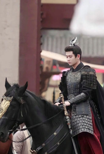 长安如故任嘉伦路透一身黑甲骑马的小南辰王真帅啊
