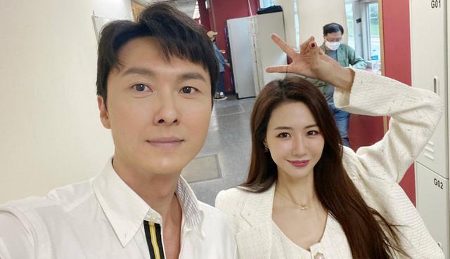 殊不知,hana菊梓乔演的角色还是她自己的人生,她称剧中"海蓝"一角跟