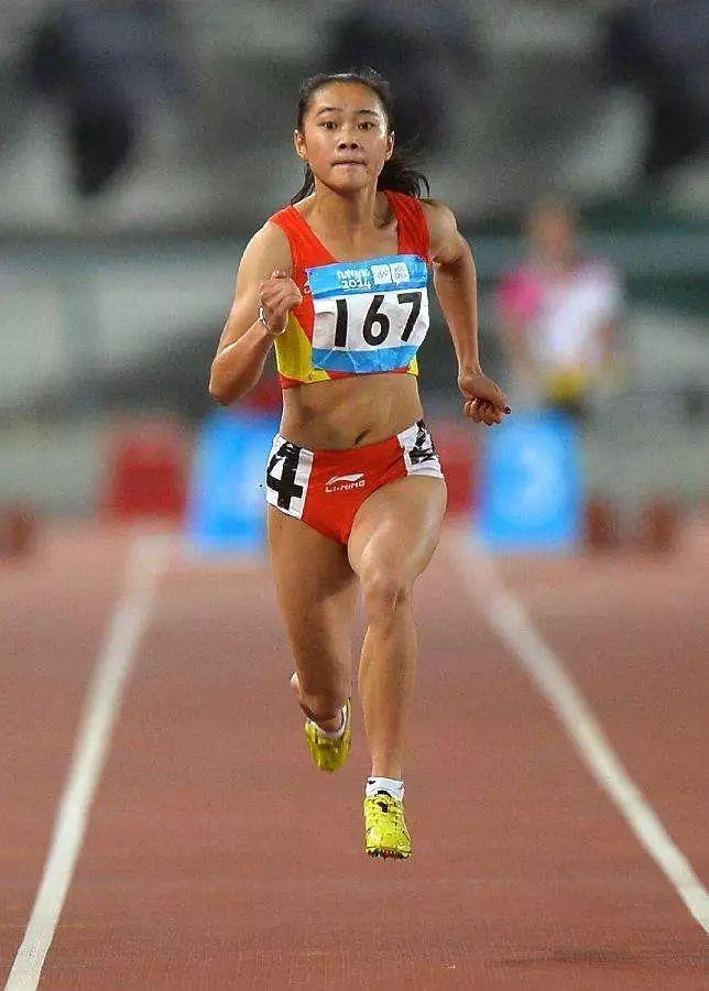 中国田径女飞人梁小静只有1米6，却吓坏黑人选手，打破亚洲纪录_腾讯新闻