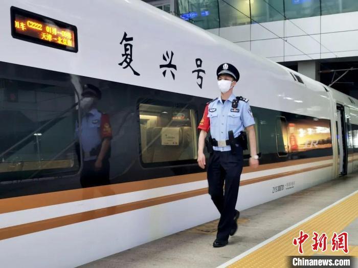 流动社会中的"隐形侠"——记列车便衣警察谢建国