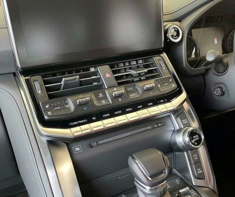 内饰方面,全新丰田陆巡gr sport版的布局设计与普通版保持一致,但在