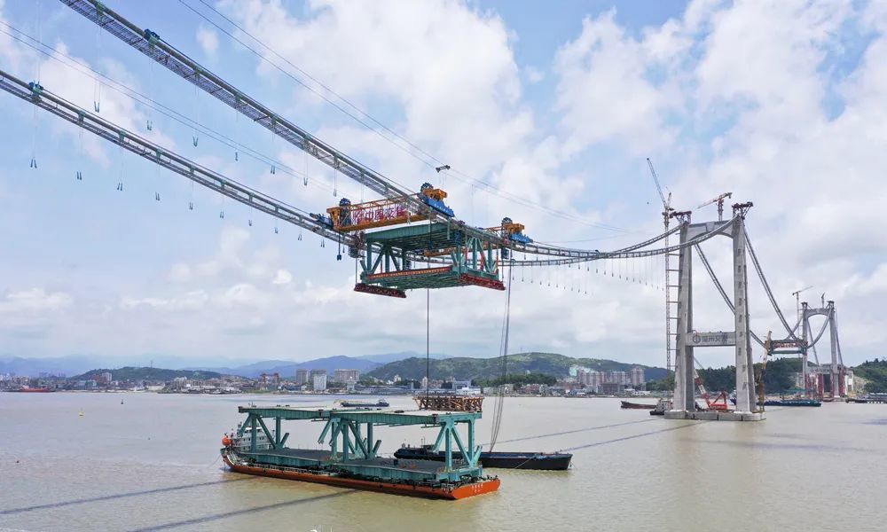 应用世界 首台千吨级分体式缆载吊机