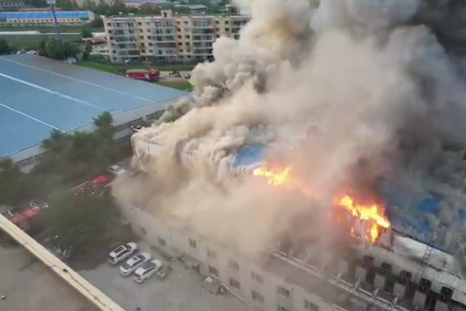 一栋三层物流仓库起火 该建筑为吉林省远程物流有限公司 和李氏婚纱