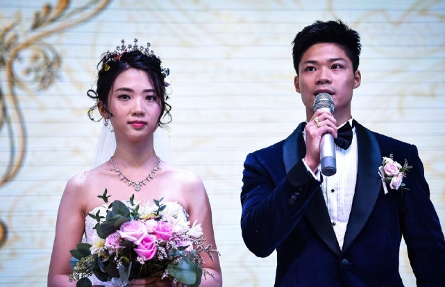 苏炳添与妻子从校服到婚纱,作为教授还写论文研究自己_腾讯新闻