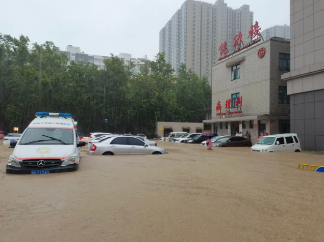 郑州大学暴雨图片