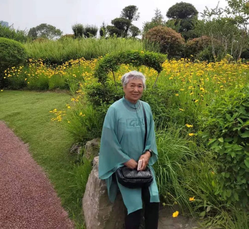 同事闫妹陪妈妈旅游