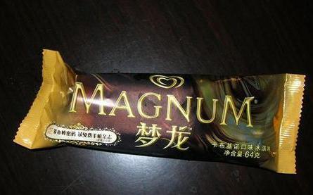 近日,有网友质疑和路雪旗下的产品梦龙,国内版的冰淇淋大比例使用植物