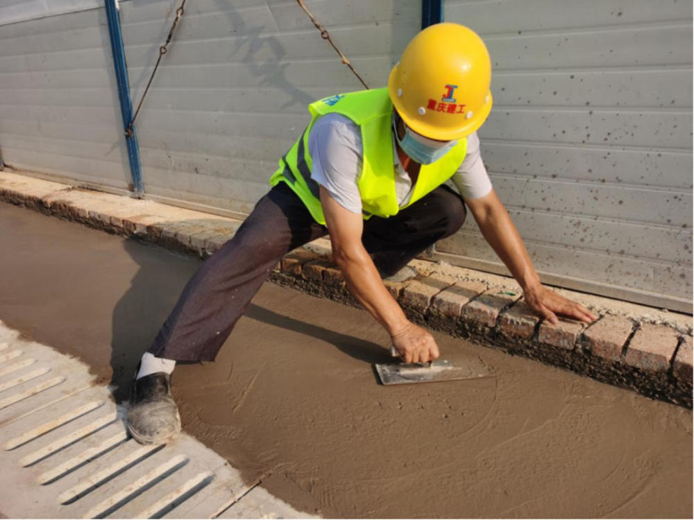 科学中心施工现场,工人正在地坪砂浆抹灰.