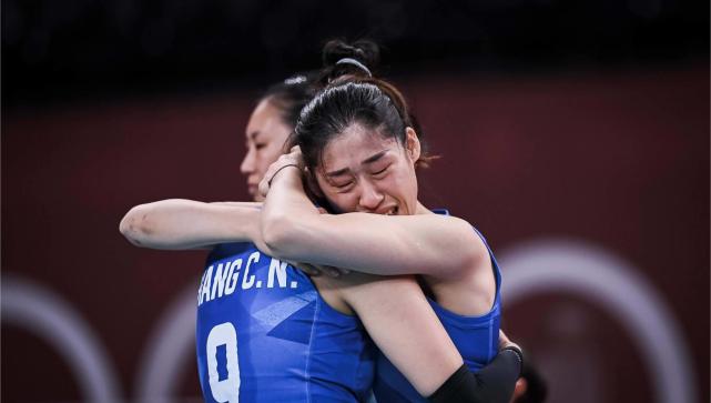 郎平拥抱队员实录,抱丁霞最久,抱朱婷没主动,其实抱了13人