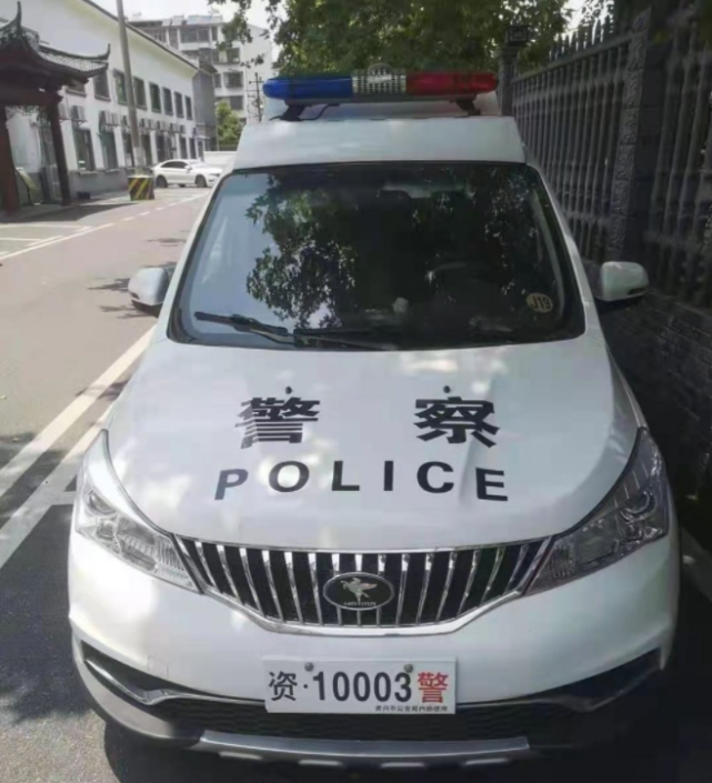 叮咚快评|资兴公安挂自制车牌上路,警车不够用的理由成立吗?_腾讯新闻