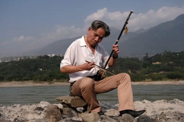 创作灵感:在大崇镇采访移民搬迁安置过程中,发现移民张荣福不仅会理发