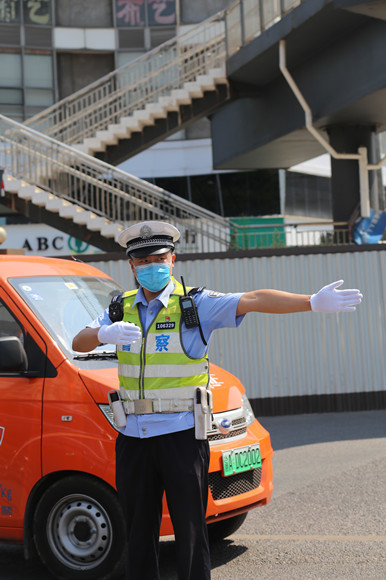 "暑"你最美丨坚守岗位保畅通 重庆交巡警烈日接受高温"烤验"