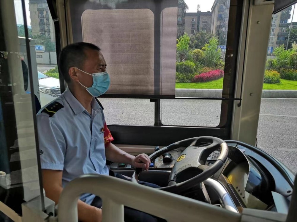 乘客一通表扬电话"引出"这位好心公交驾驶员