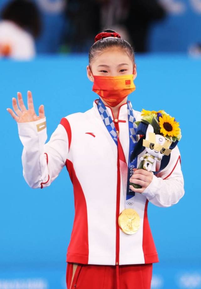 夺冠后的管晨辰我想要各种各样的杯子带盖儿的不要粉色