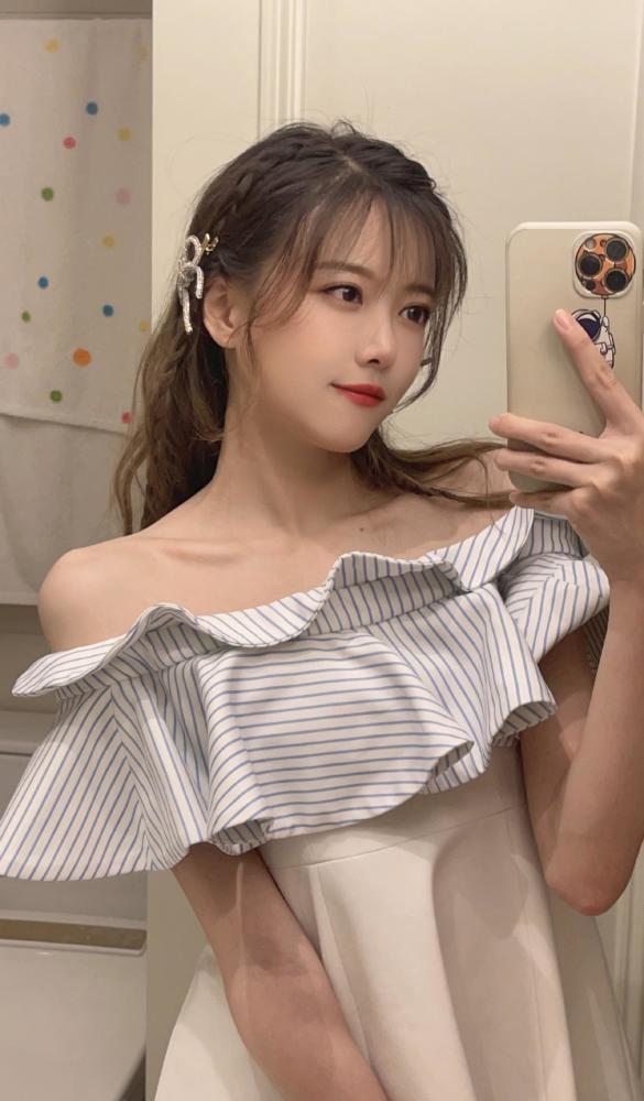 lpl主持人骆歆一字肩穿搭遭粉丝吐槽:驼子姐老肩巨滑了