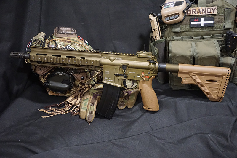 hk416a5瑞士研发的一种超短型突击步枪,由于尺寸就像冲锋枪一样大小