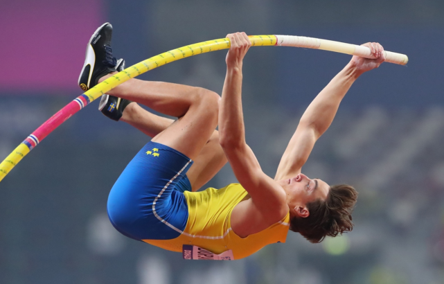 6米02奥运撑竿跳变个人秀21岁天才夺金遗憾未破世界纪录