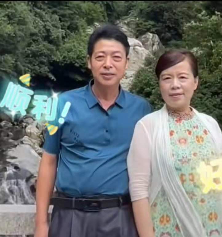 许敏心情未受房产影响和老公甜蜜合影三十年的爱情令人羡慕
