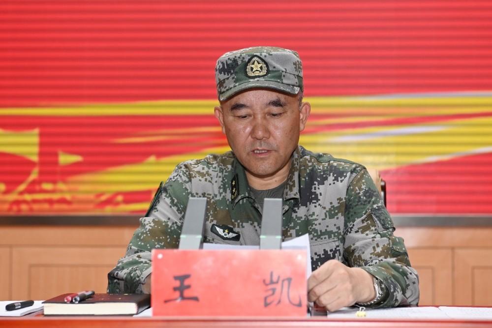 西藏军区司令员王凯通报比赛有关事项西藏军区政委张学杰在出征仪式上
