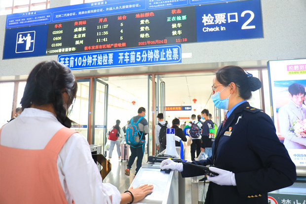 乘客通过检票口  昆明局集团供图
