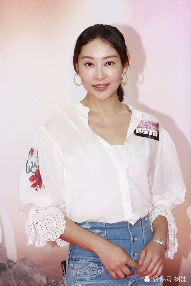 杨怡姐姐晒全家福庆祝女儿毕业俩继女罕见出镜一家人感情融洽