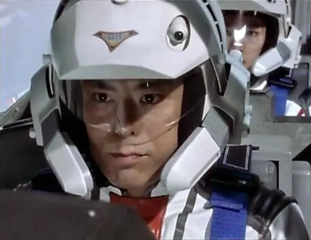 接下来则是新城哲夫,他是胜利队的飞行员,他和大古也被誉为"坠机二人