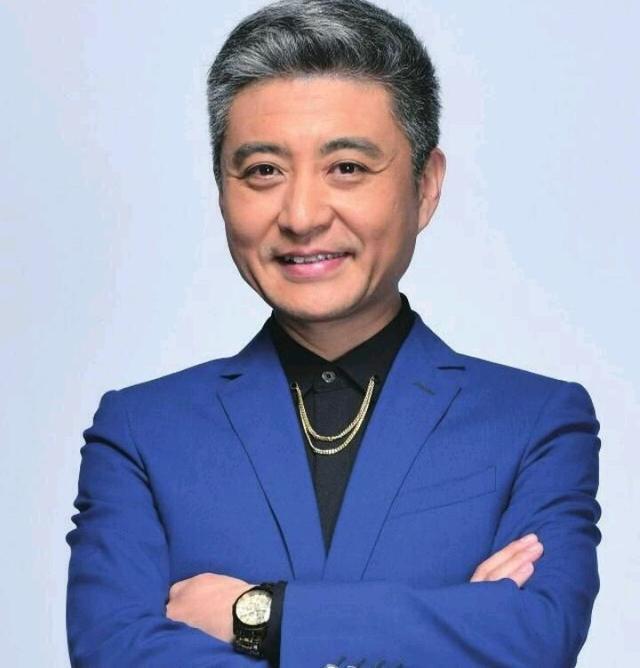 周炜是我国的相声演员,多次参演重要大型军演,而且他身上还挂着一个