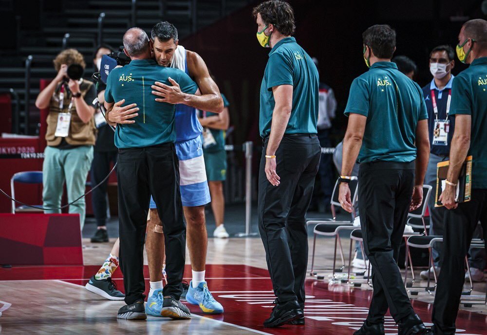 泪洒赛场41岁斯科拉赛后享受特殊退役仪式对手也全部起立为他鼓掌