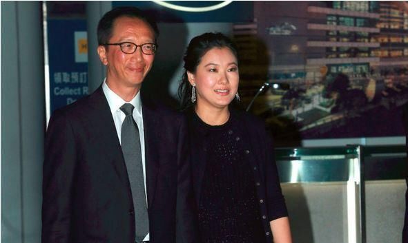 42岁伏明霞被曝离婚，因不想过老夫少妻的生活，梁锦松做出回应！