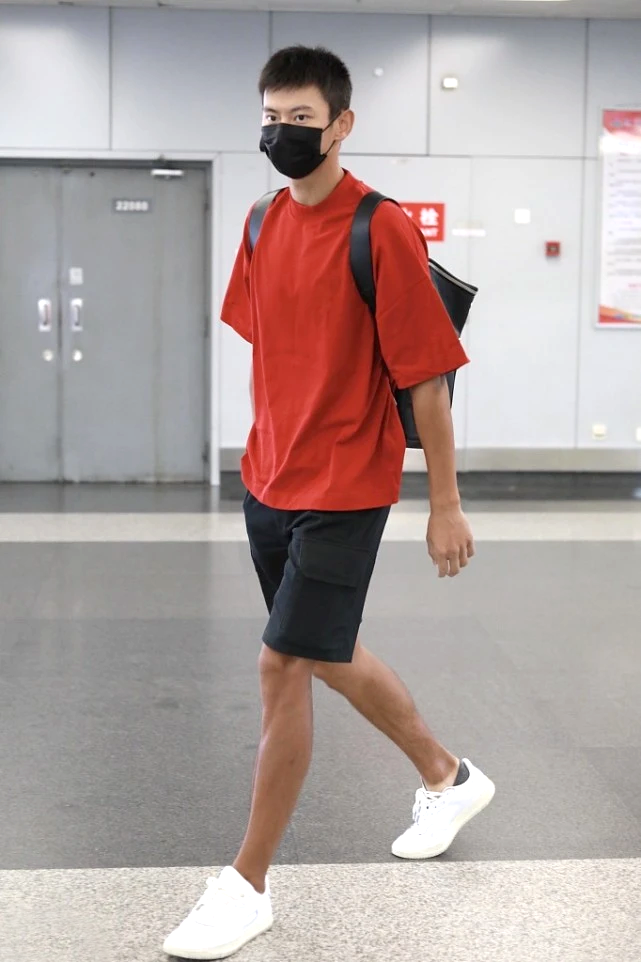 宁泽涛亮相机场,大红t恤 工装短裤时髦帅气,191的身高像超模