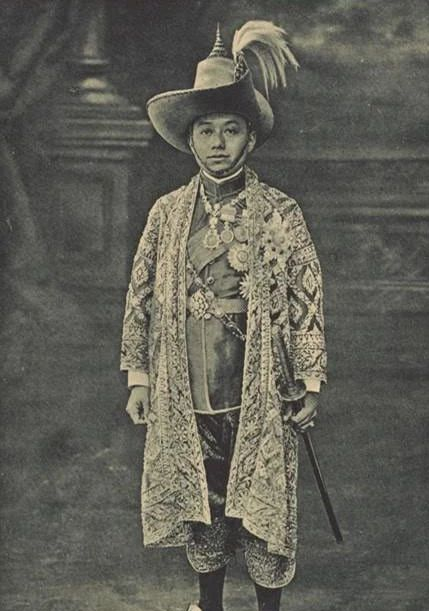 泰王拉玛六世幼时恋母不近女色为生皇子娶妻打开了爱的魔盒