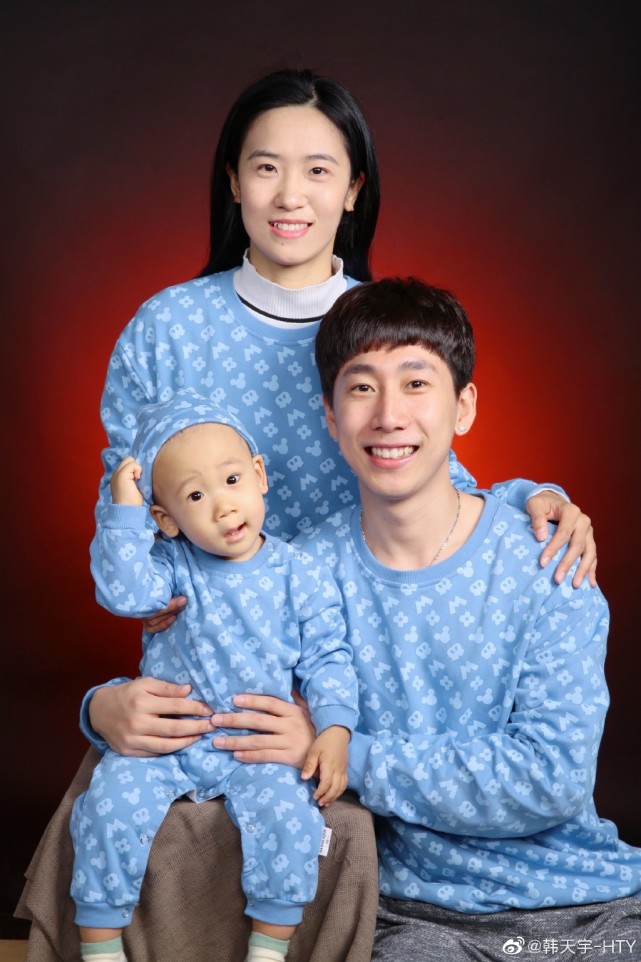 中国世界冠军夫妇为儿子庆生!长得像爸爸颜值高,一家三口好幸福