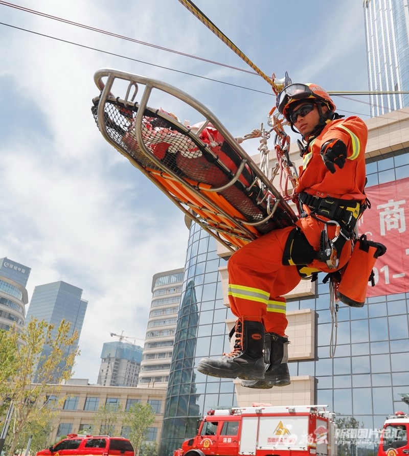 新疆消防救援总队开展高层建筑灭火救援演练
