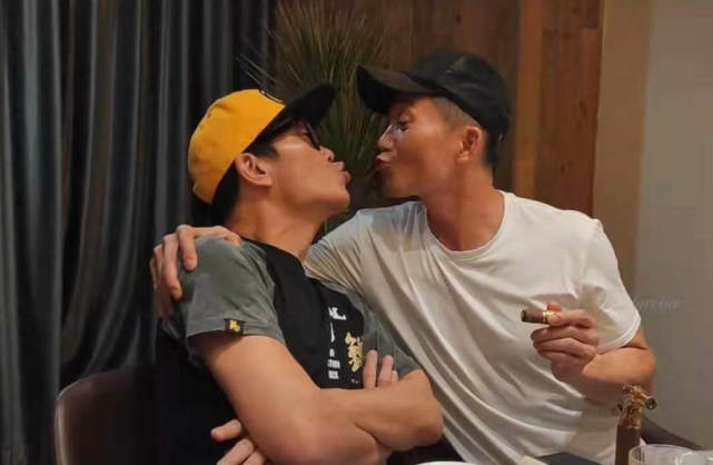 钱小豪与好友邹兆龙聚会十指紧扣嘟嘴献吻对方相识30年感情好