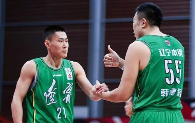 吴昌泽 CBA一夜3消息：辽宁天才骨折，胡明轩妈妈晒合影，福建男篮送祝福