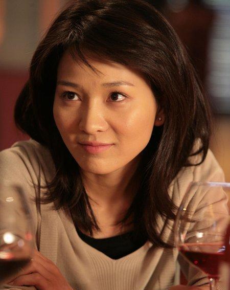 东方卫视当家花旦陈蓉,44岁了还是那样优雅,一家四口其乐融融